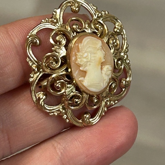 CORO 1950 Elegant Gold Cameo Brooch VTG 😎 - Picture 3 of 8